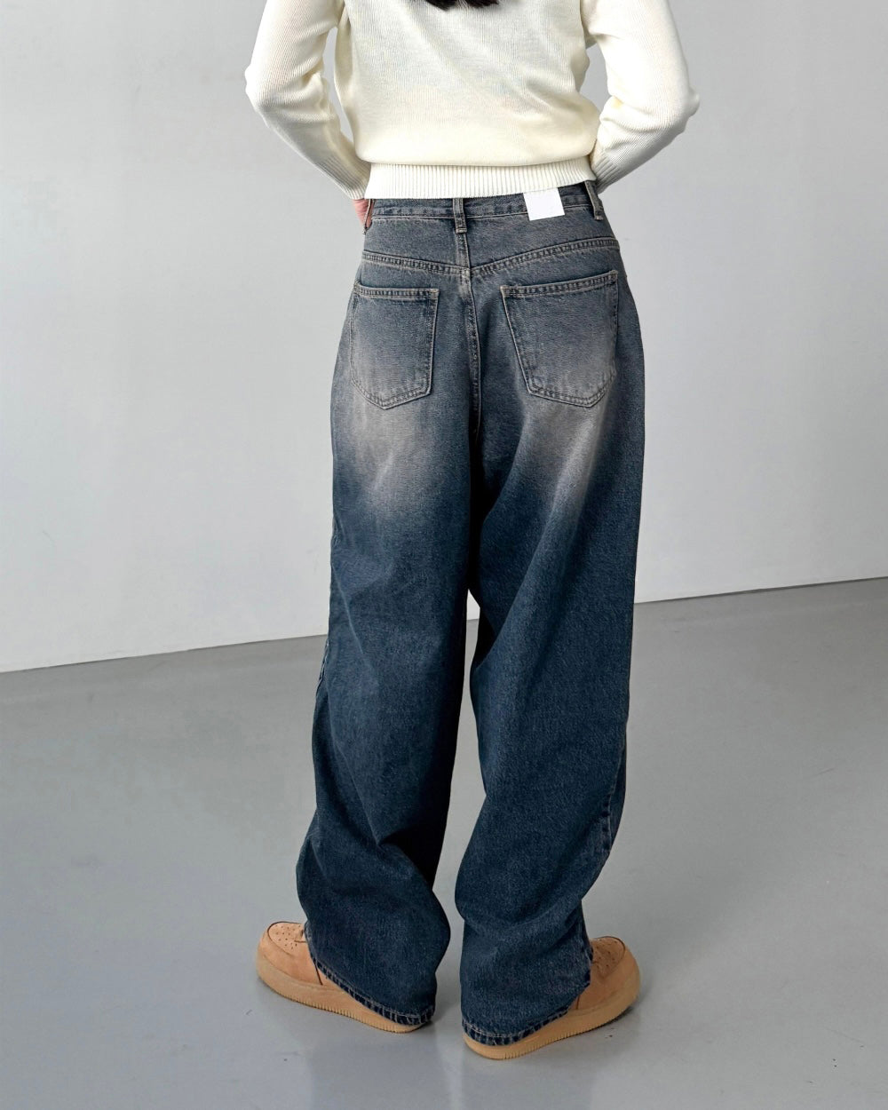 Balloon Fit Washed Jeans