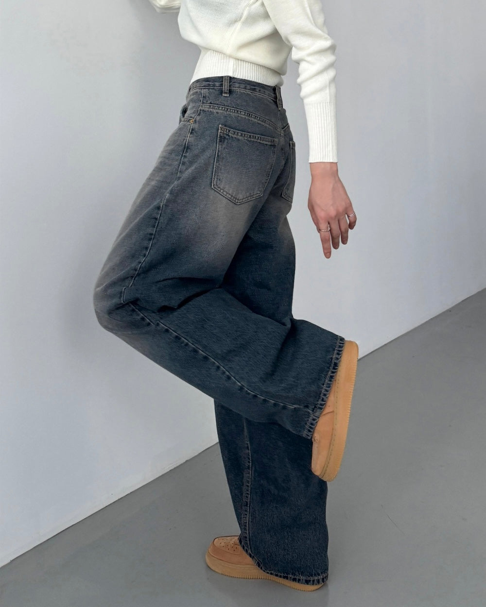 Balloon Fit Washed Jeans