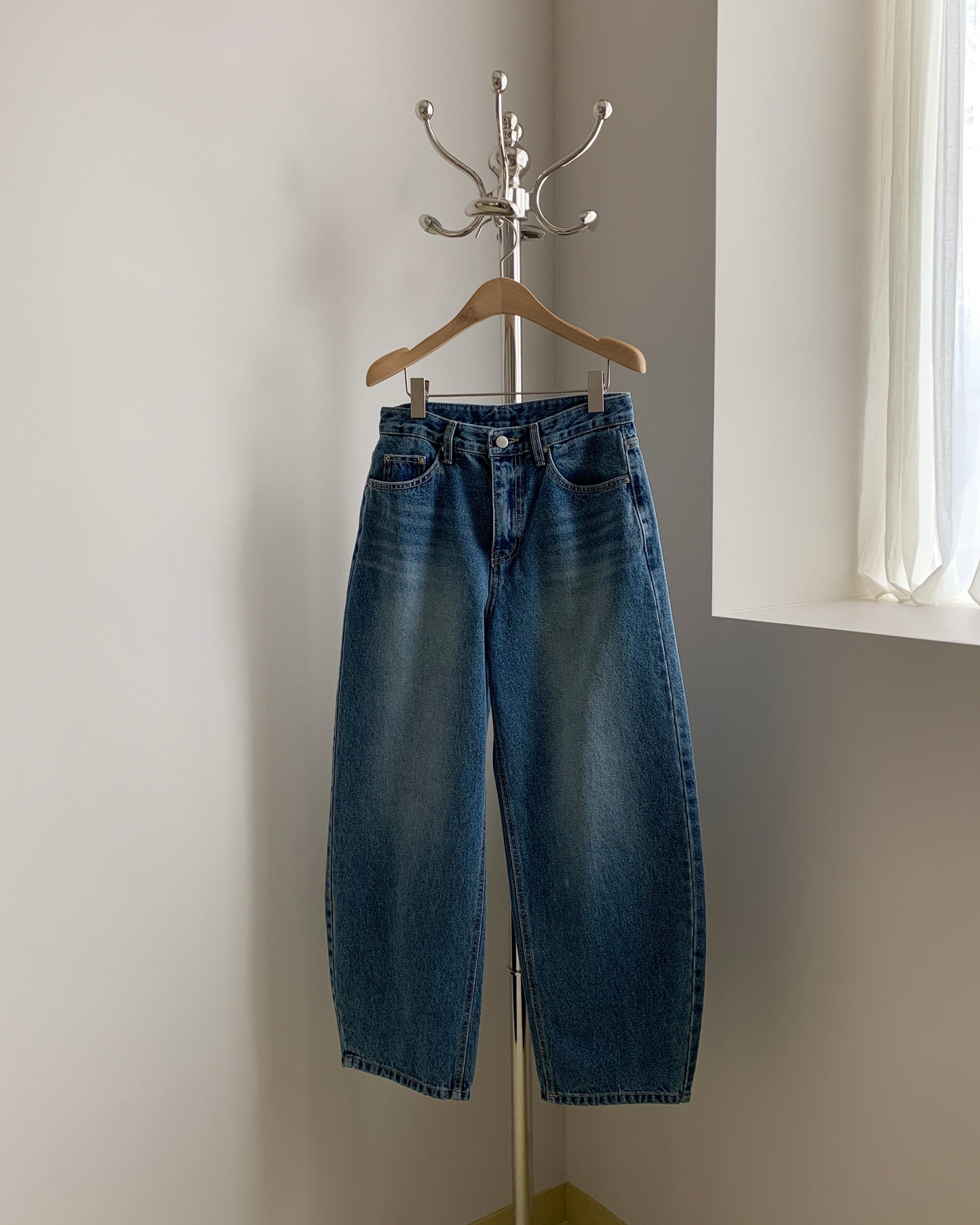 Relaxed Barrel Leg Wide Jeans